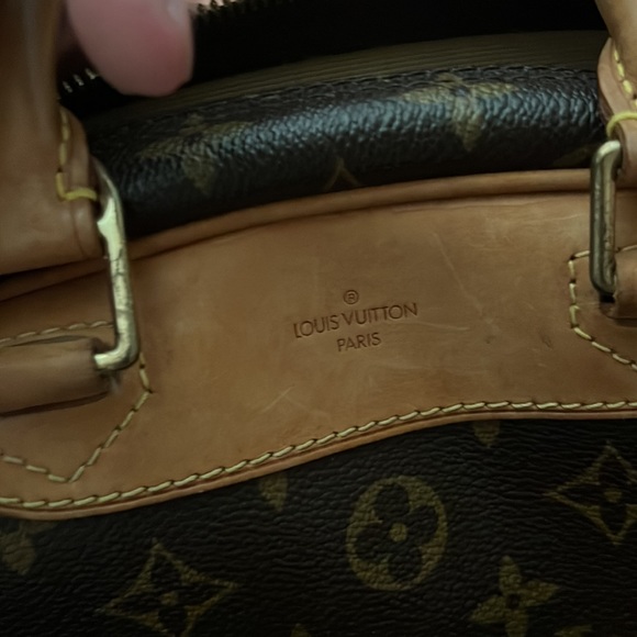 Brown Louis Vuitton bag 1 exterior pocket 4 interior pockets well conditioned - Picture 9 of 10